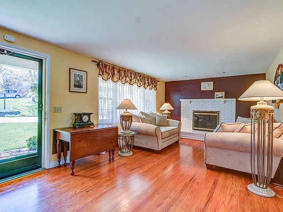 5th image of 9720 Farmcrest Dr