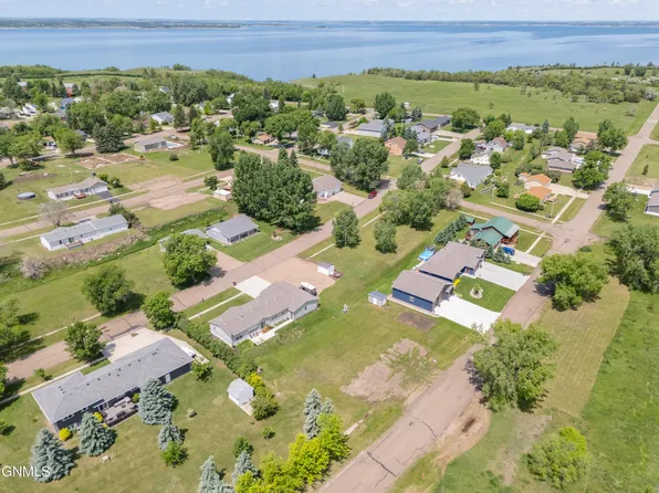 206 6th St, Riverdale, ND 58565