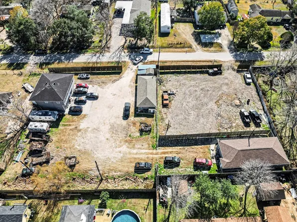 15322 Paul Rd, Sugar Land, TX 77498
