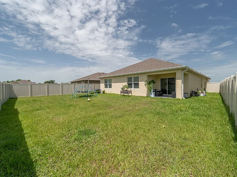 1075 Trinity St — Photo 30