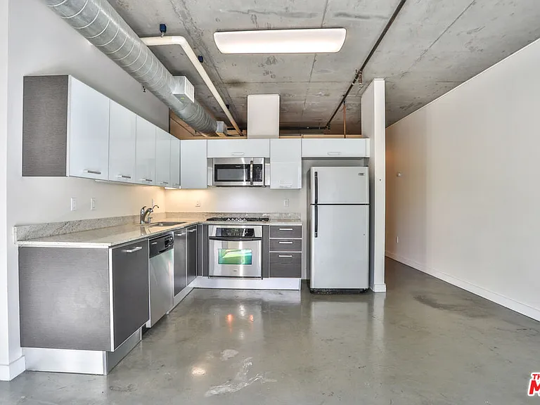 645 W 9th St #201 — Photo 16