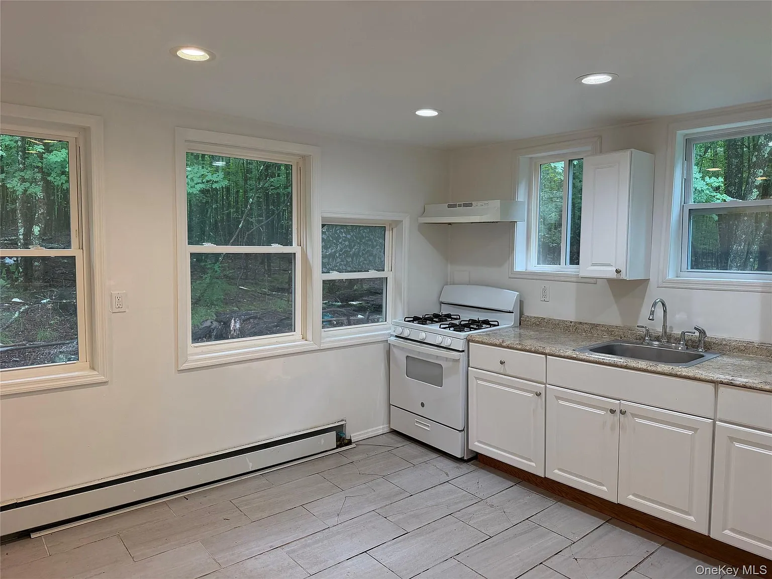 3 bed, 1.0 bath, 1025 sqft, $2,000 — Photo 3