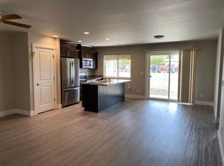 425 & 427 NE Russell Ave #425, Roseburg, OR 97470