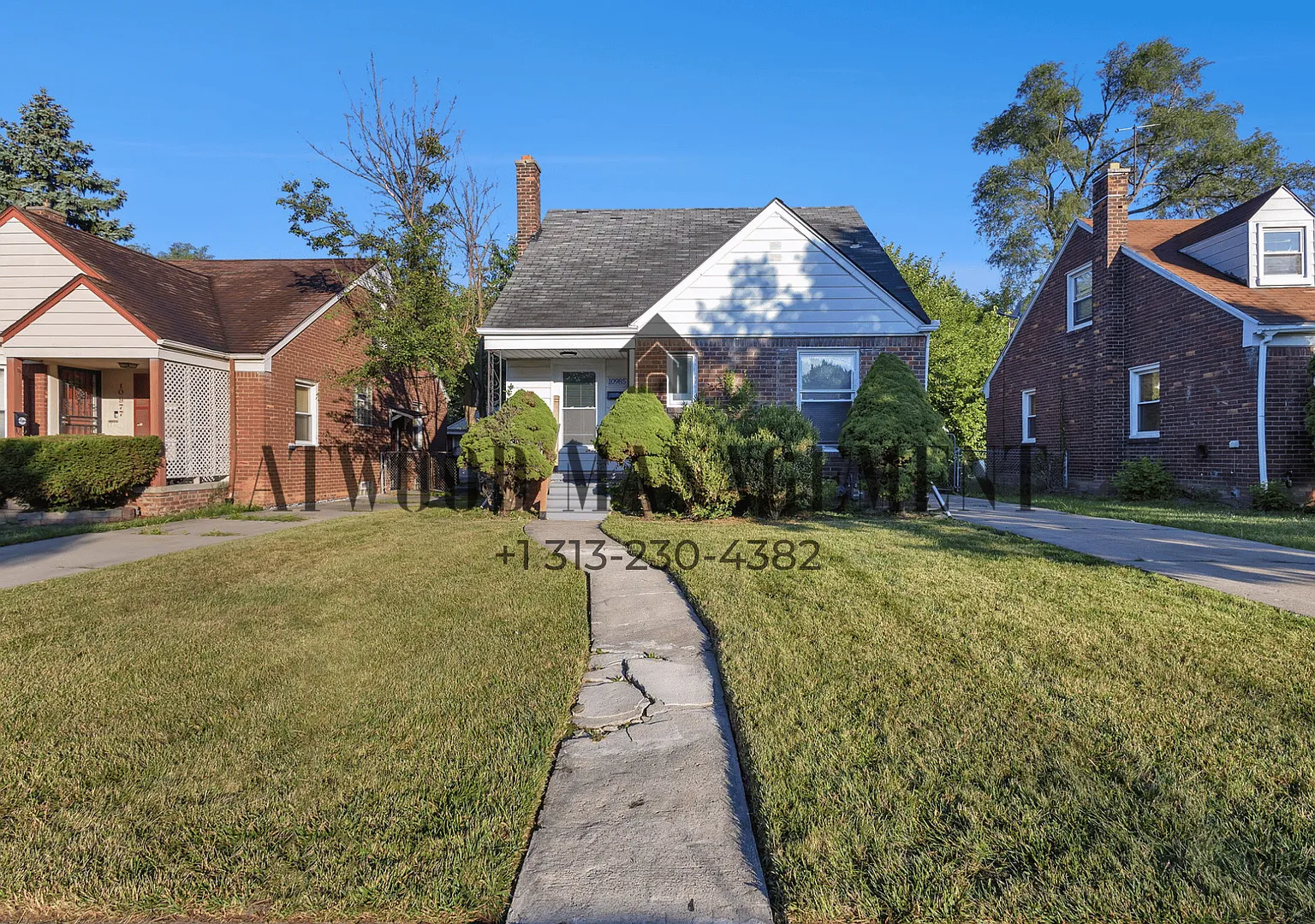 This beautifully updated 3-bedroom, 2-bath single-family home is ready for move-in! — Photo 1
