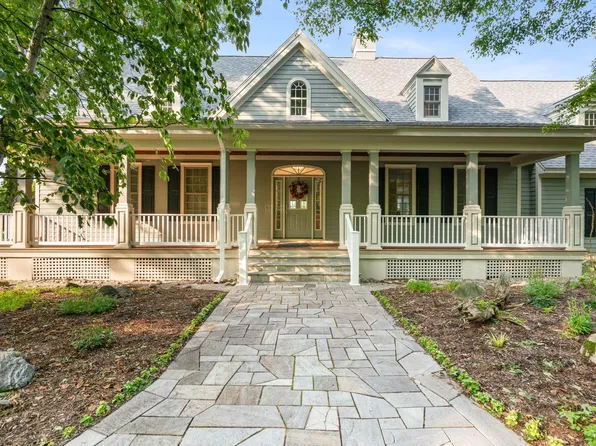 12189 Country Club Dr, Charlevoix, MI 49720