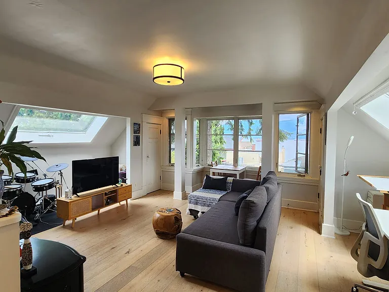 3528 Point Grey Rd — Photo 4