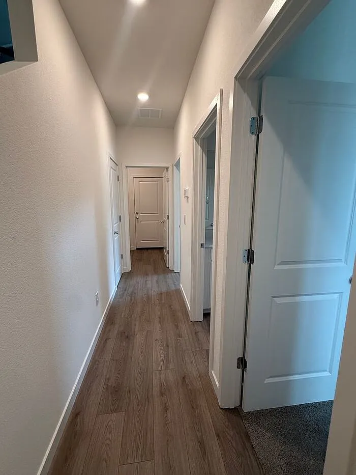 3 bed, 3.0 bath, 1421 sqft, $2,800 — Photo 2