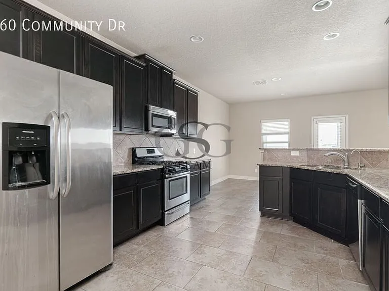 660 Community Dr — Photo 3