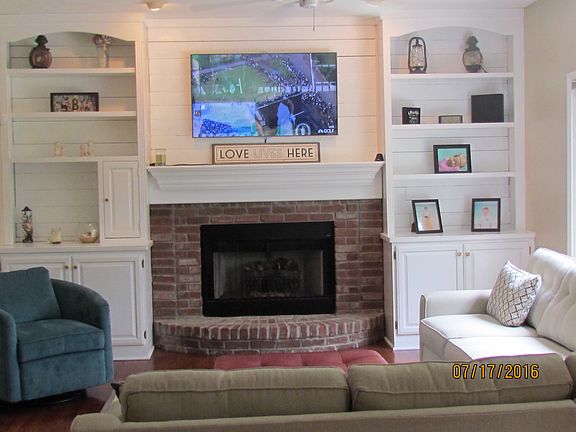Family room w/gas fireplace