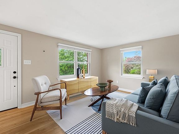 3rd image of 131 Manor Rd