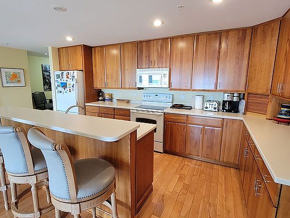 3rd image of 107 N Lakeshore Blvd APT 4E