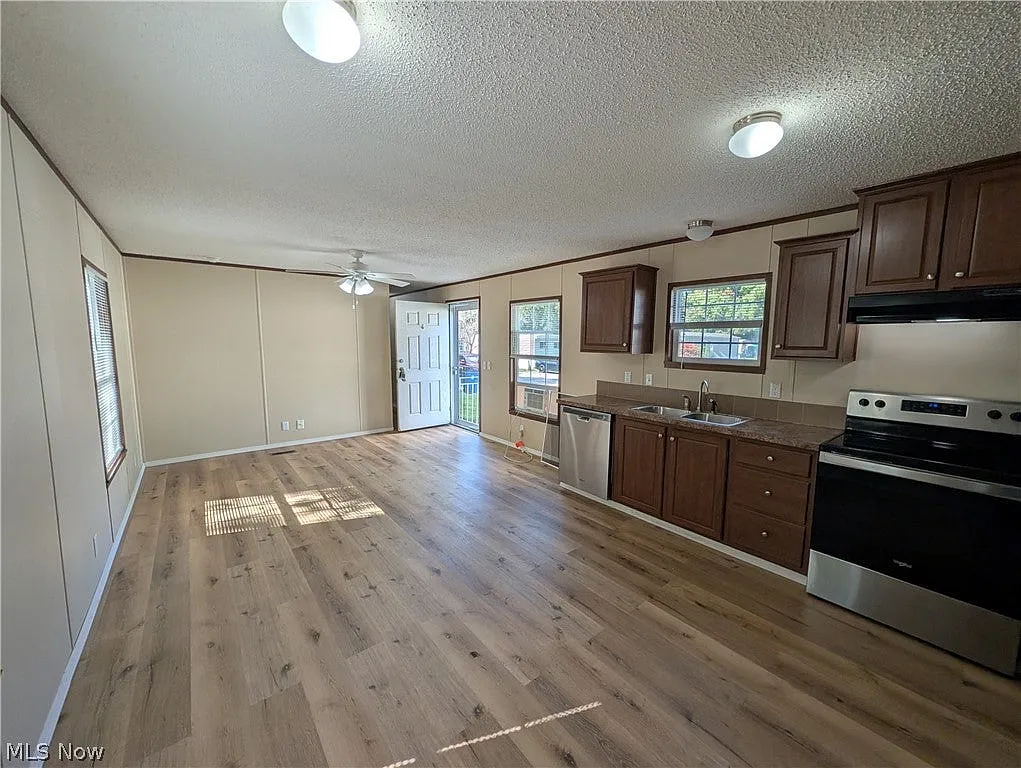 3 bed, 924 sqft, $1,100 — Photo 3