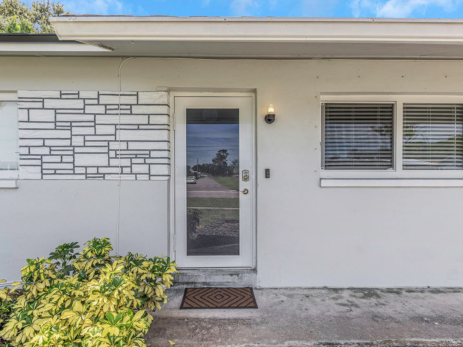 4 bed, 1242 sqft, $3,500 — Photo 4