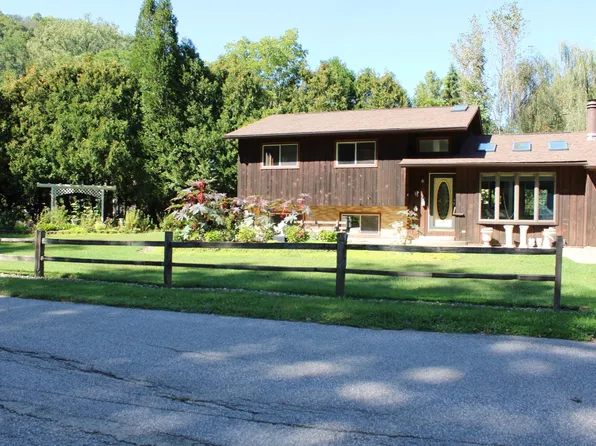 S3561 Chicken Valley Rd, Fountain City, WI 54629