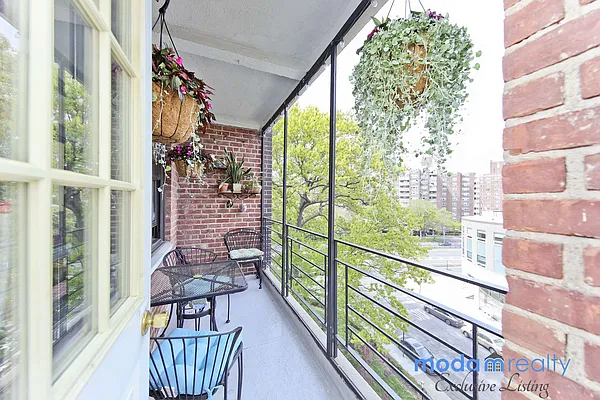 Sold by Moda Realty | media 4