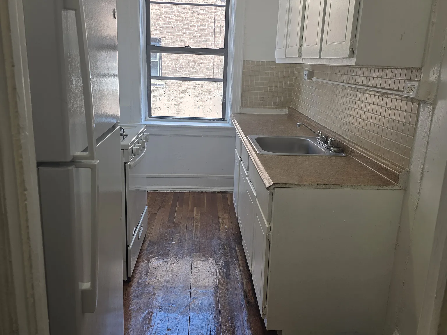 1 bed, 1000 sqft, $1,300 — Photo 2