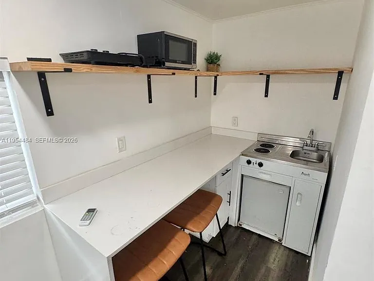 555 NE 70th St #STUDIO — Photo 3