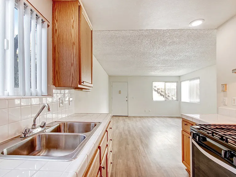 Country Club Apartments — Photo 32