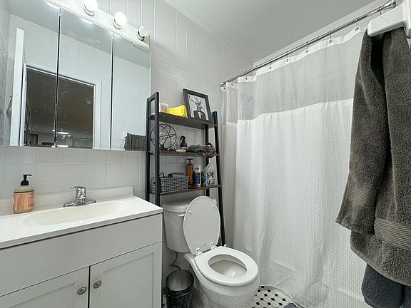 3rd image of 259 W 19th St APT 2NW