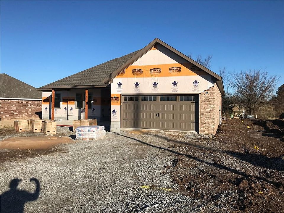 1st image of 905 McKenzie Ave