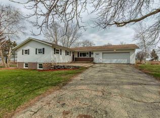 W6510 Kampen Rd, Arlington, WI 53911