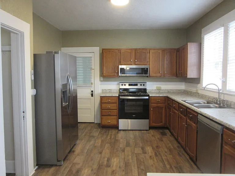 207 E Ann St — Photo 9