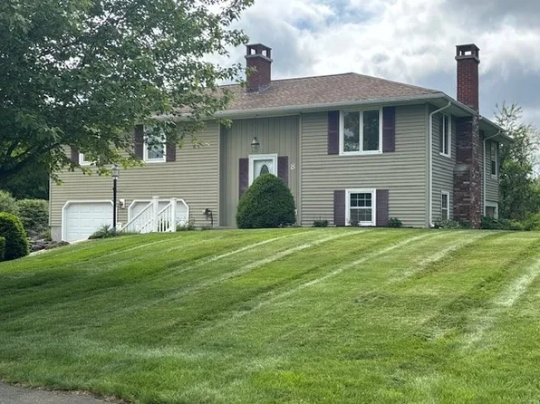 8 Evangeline Dr, Wilbraham, MA 01095