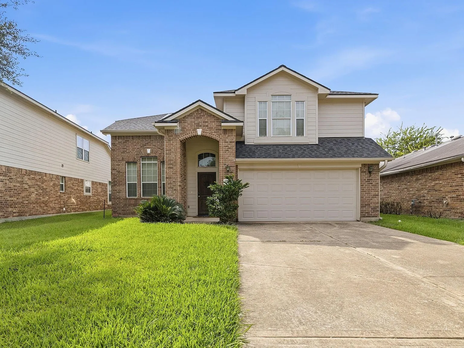 3 bed, 2.5 bath, 2033 sqft, $2,200 — Photo 1