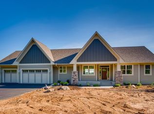 462 Meadow Ridge Trl, Hudson, WI 54016