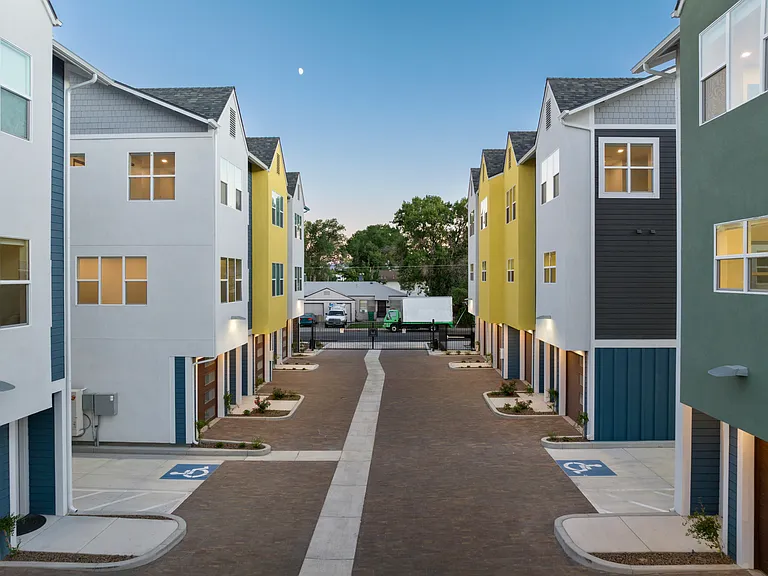Grand Canyon Mews — Photo 7