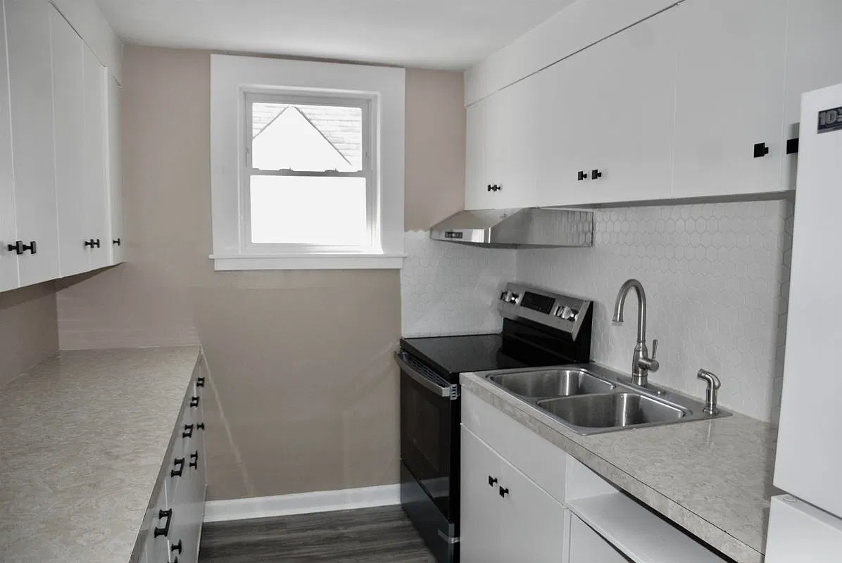 3 bed, 1.0 bath, 1384 sqft, $2,300 — Photo 4