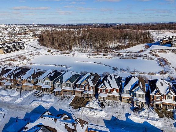 4th image of 588 Beckview Cres