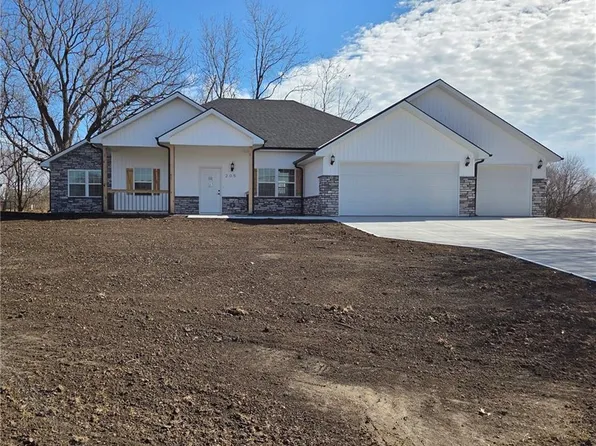 205 N Cedar St, Savannah, MO 64485