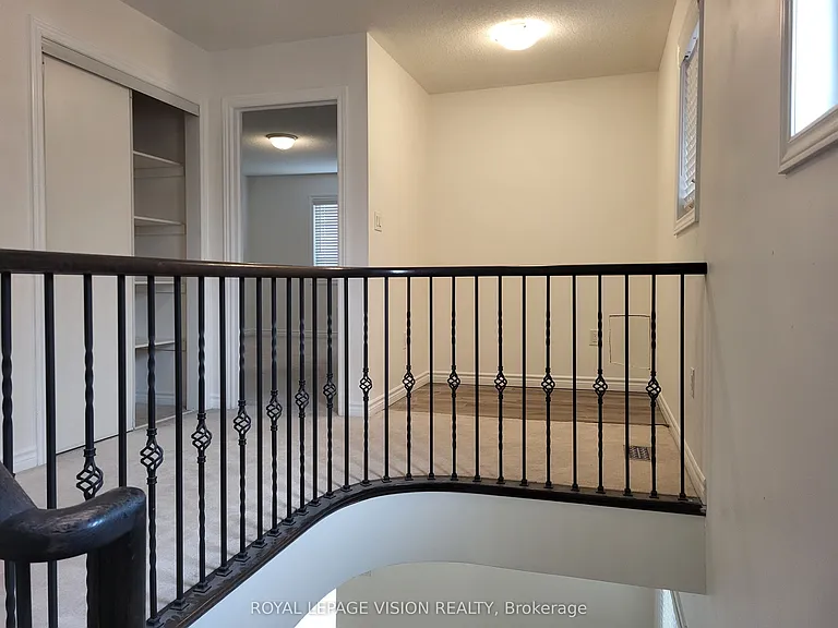 715 Agnew Cres #UPPER — Photo 16