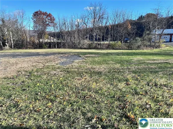 7759 Center St, Slatington, PA 18080