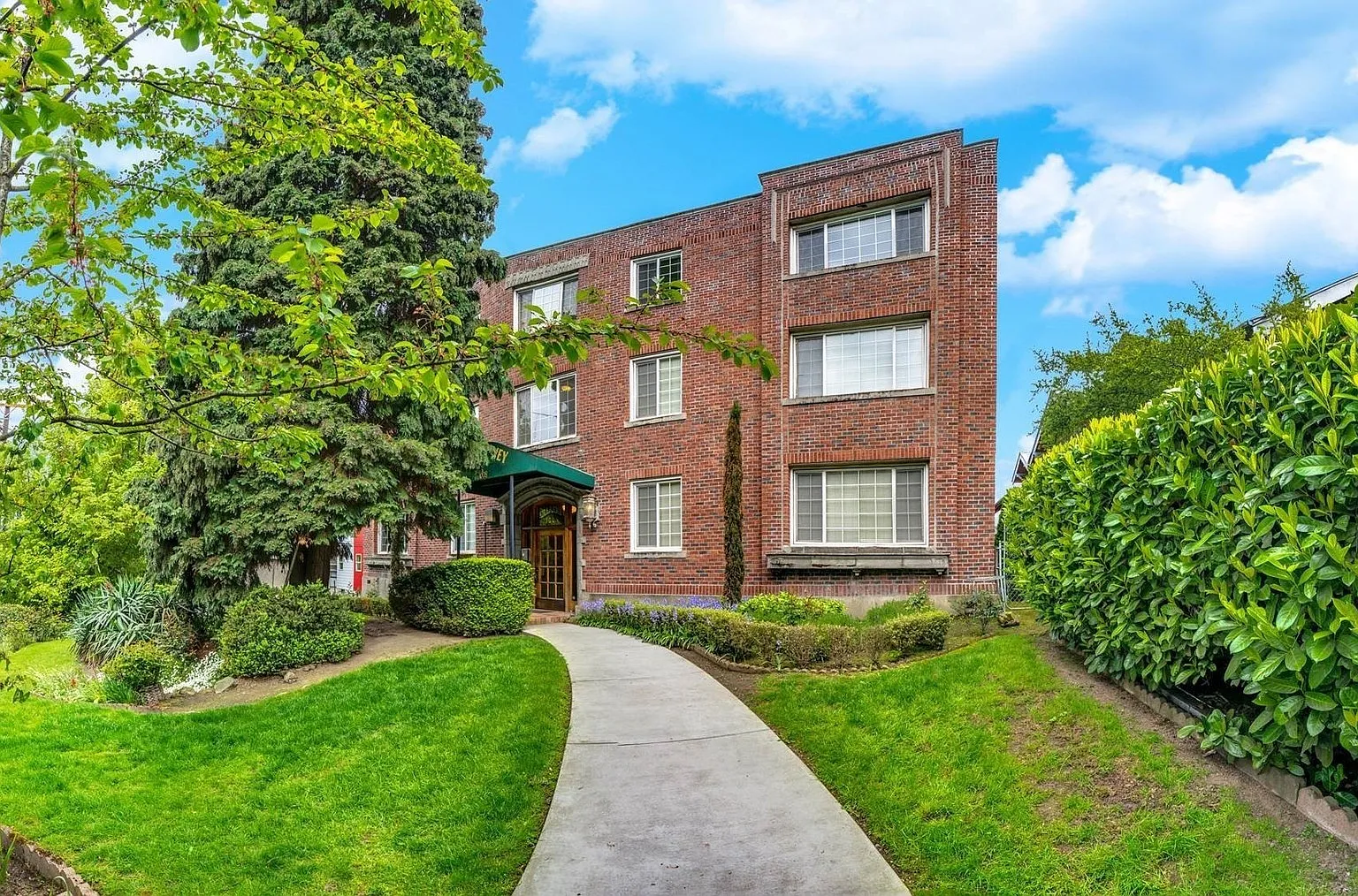 Killarney Apartments — Photo 1