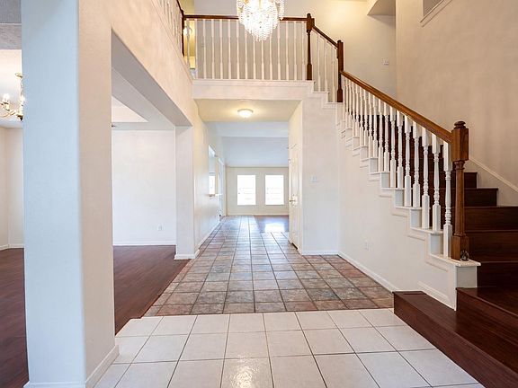 3rd image of 8902 Spoon Creek Ln