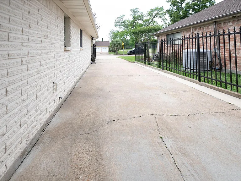 7546 Maple Tree Dr — Photo 40
