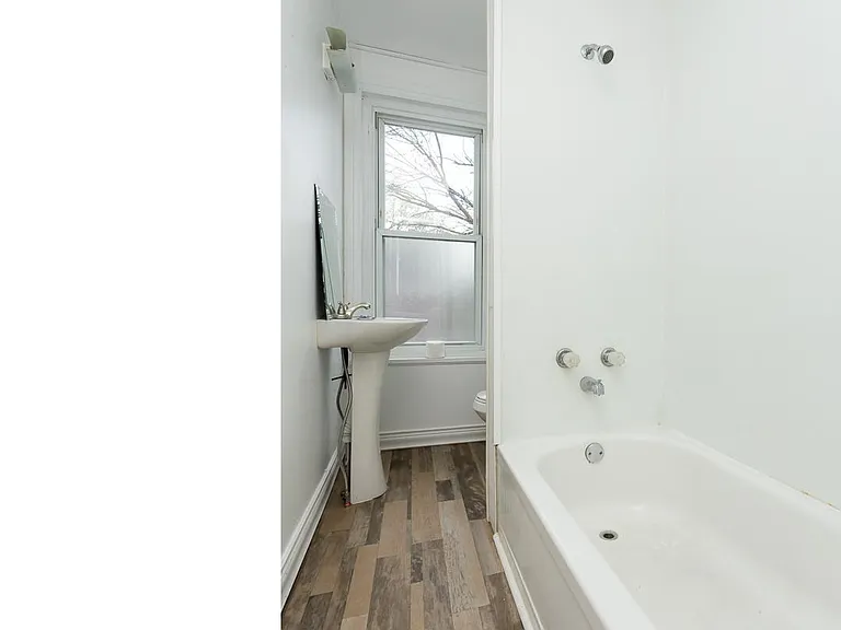 849 Queen St — Photo 12