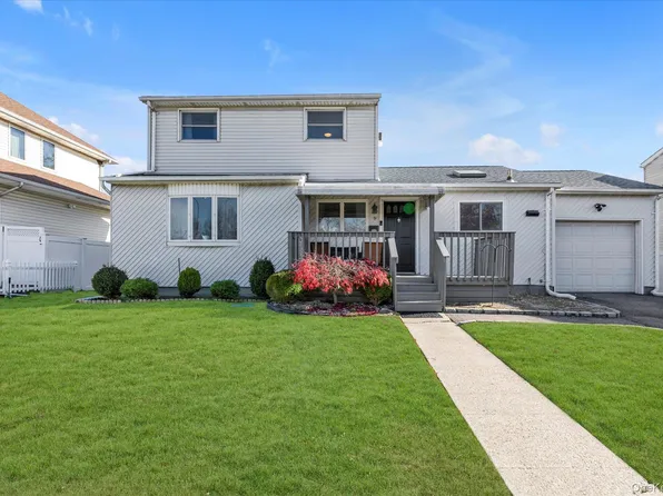 6 Karen Avenue, Plainview, NY 11803