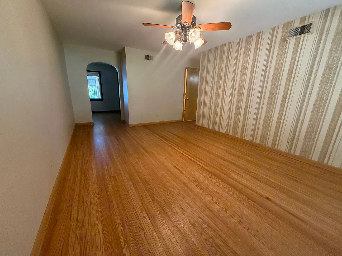 Cute 2 Bedroom 1.5 Bath Single Family Home — Photo 2