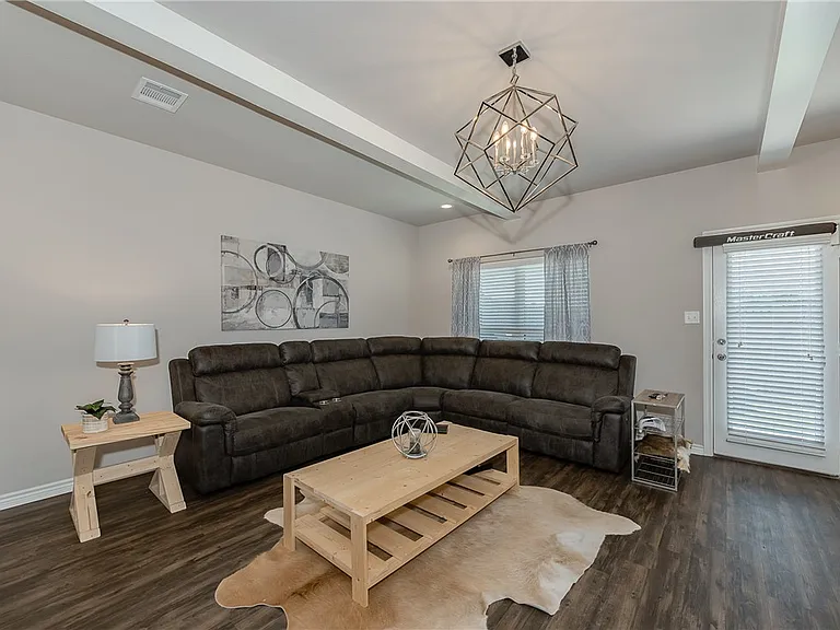 503 Hayes Ln — Photo 4