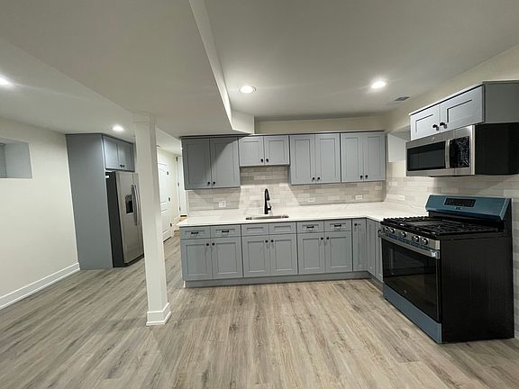 4th image of 3141 N Ridgeway Ave #G
