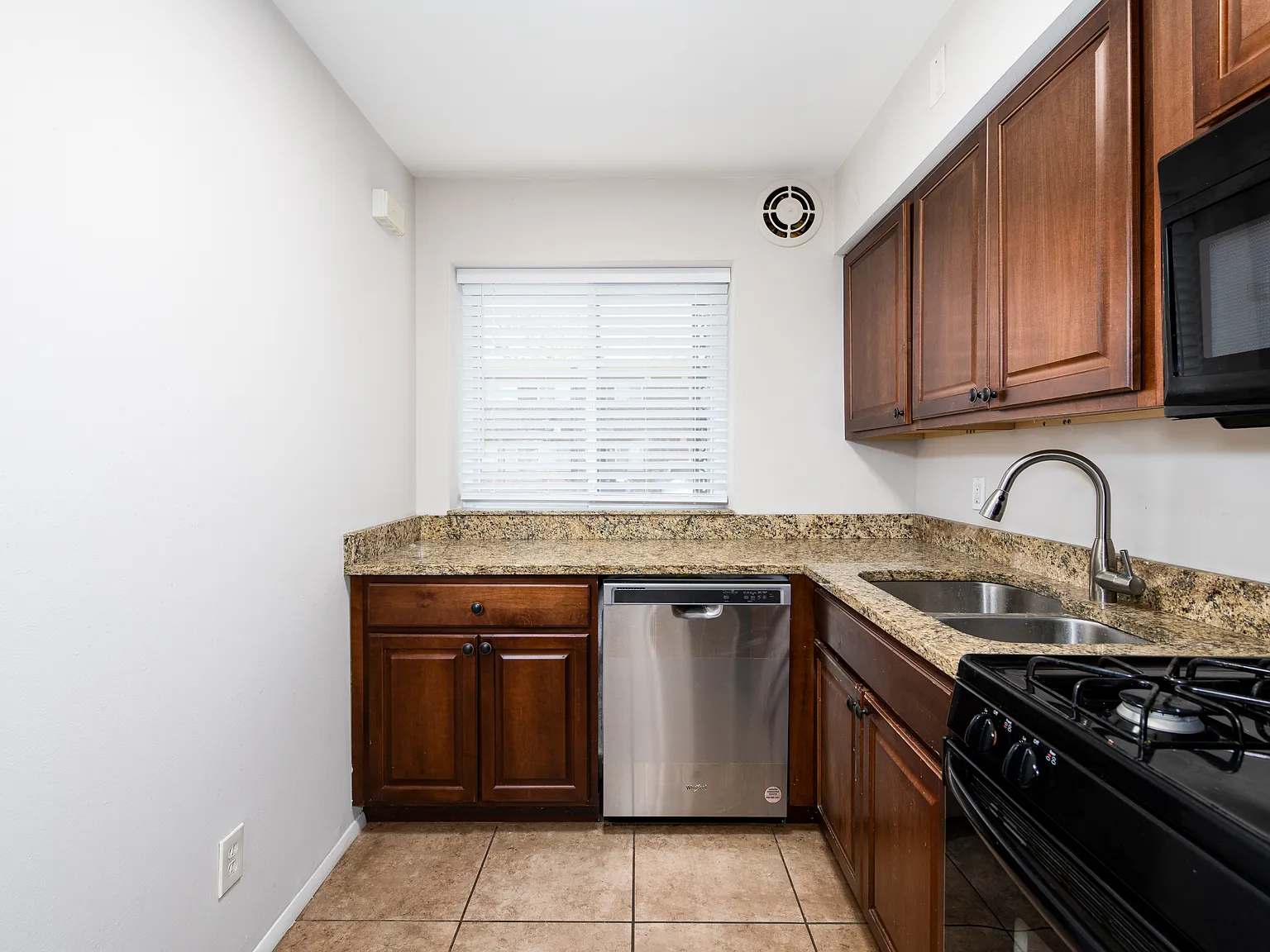 2 bed, $1,050 — Photo 3