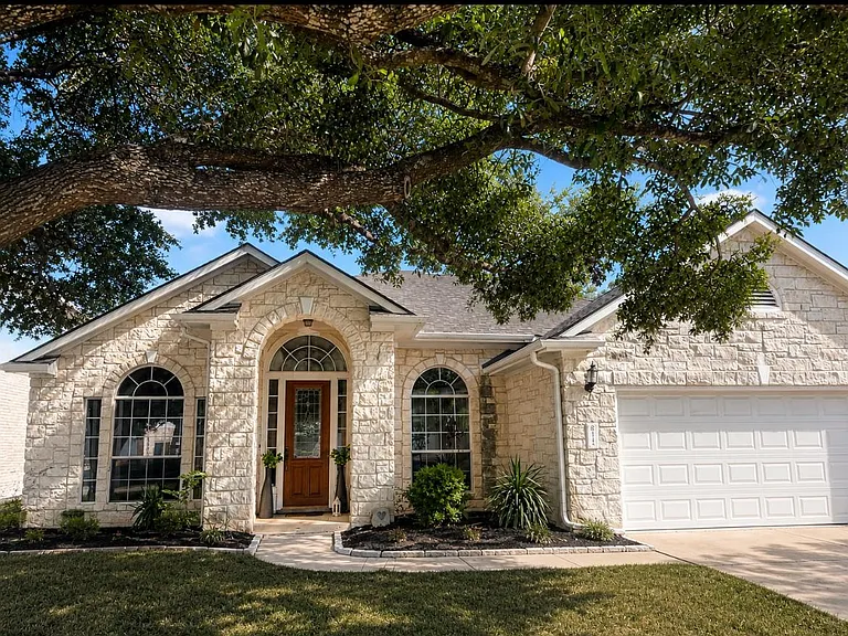 2304 Kristen Ln — Photo 1