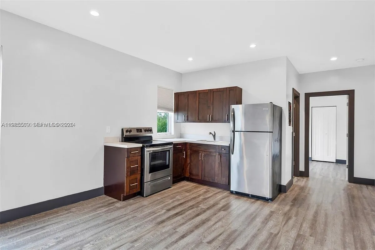Building Photo - 1020 SW 23rd Ave #4