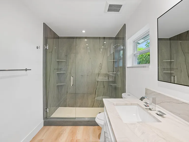 1404 NE 2nd St — Photo 11