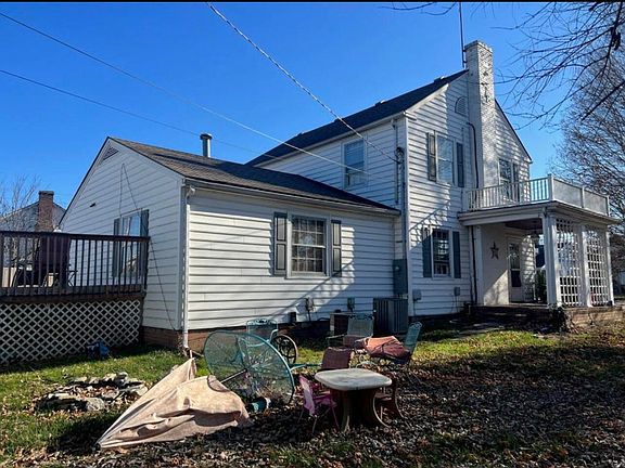 3rd image of 223 Richmond St