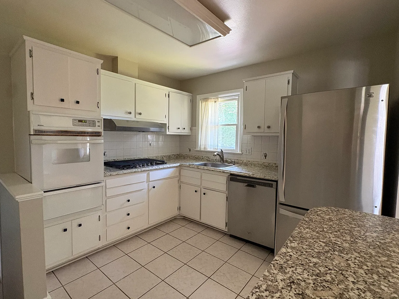 3 bed, 1900 sqft, $3,950 — Photo 2