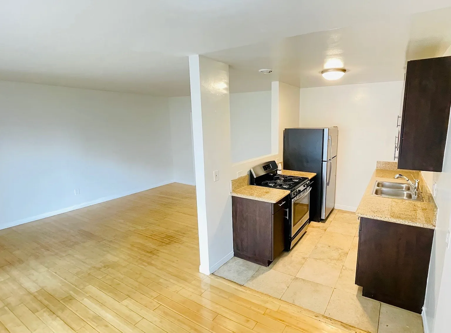 West Hollywood Top Floor Beauty — Photo 1